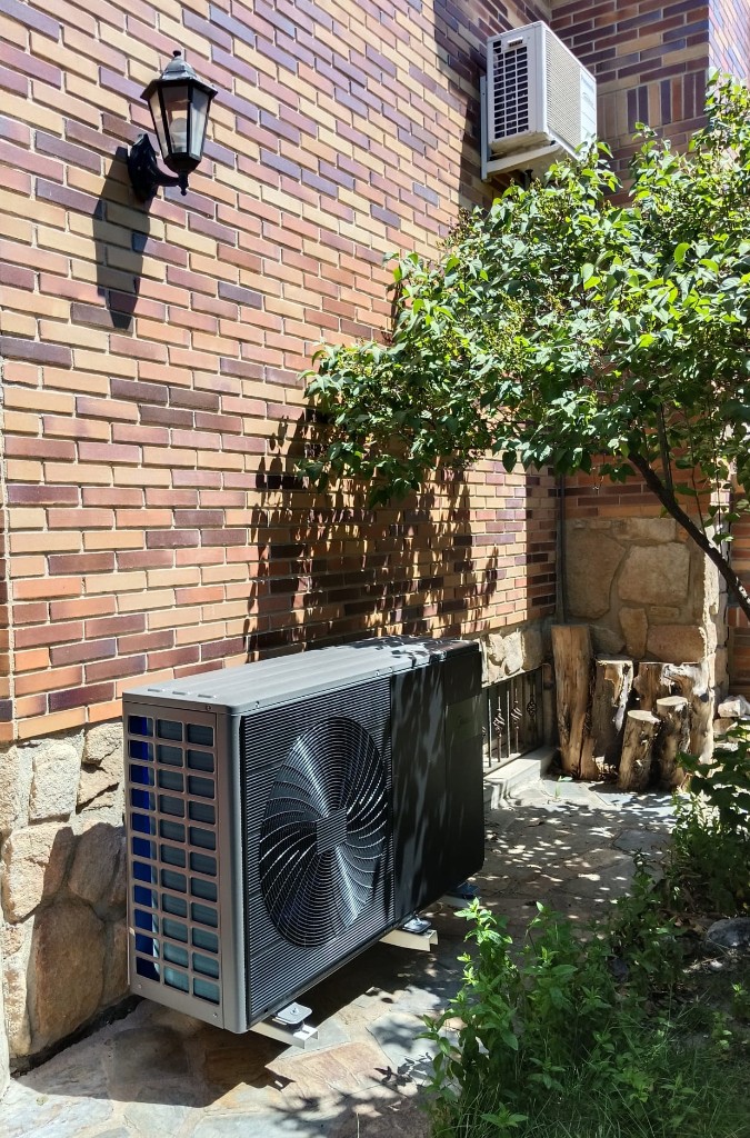 Instalación de bomba de calor de aerotermia en el exterior de una vivienda