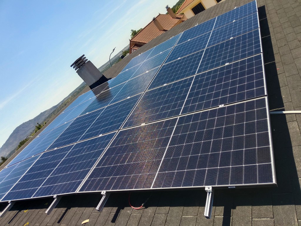 Instalación de placas solares para autoconsumo en tejado residencial